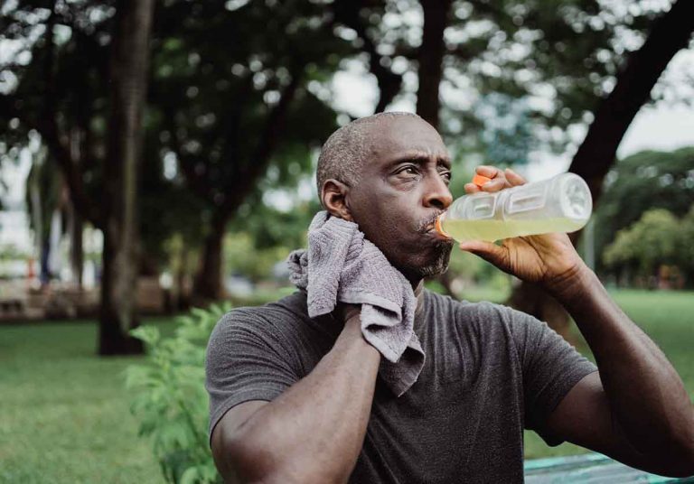 Un personne qui transpiration de façon excessive