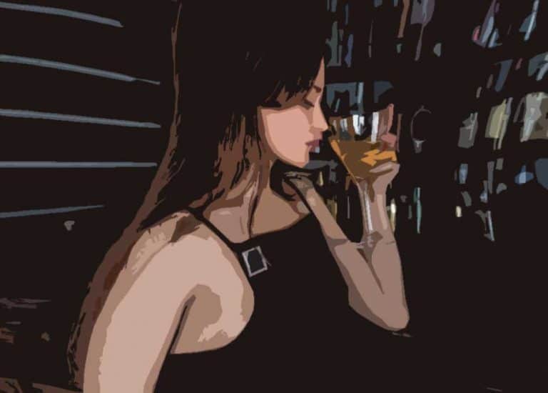 Une femme qui boit de l’alcool