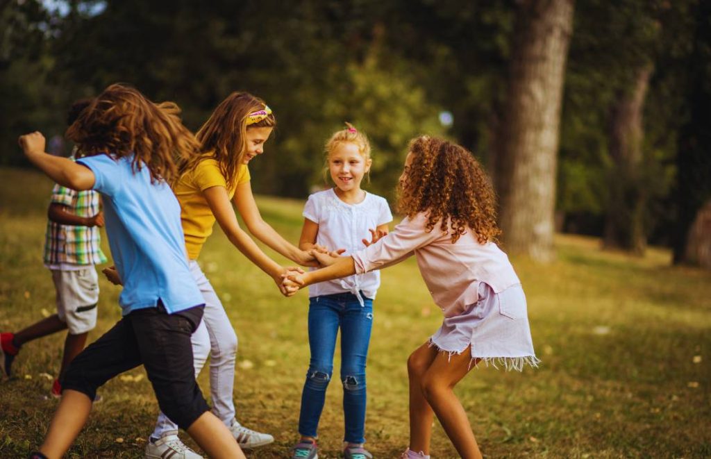 4 enfants qui jouent dehors