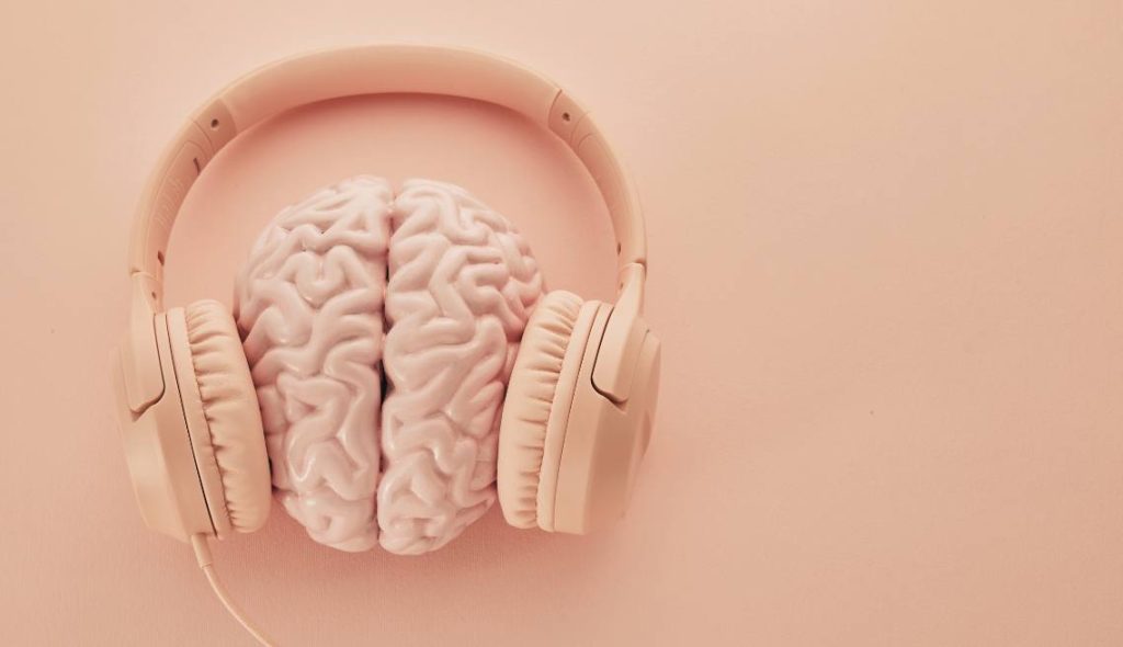 un cerveau avec des écouteurs