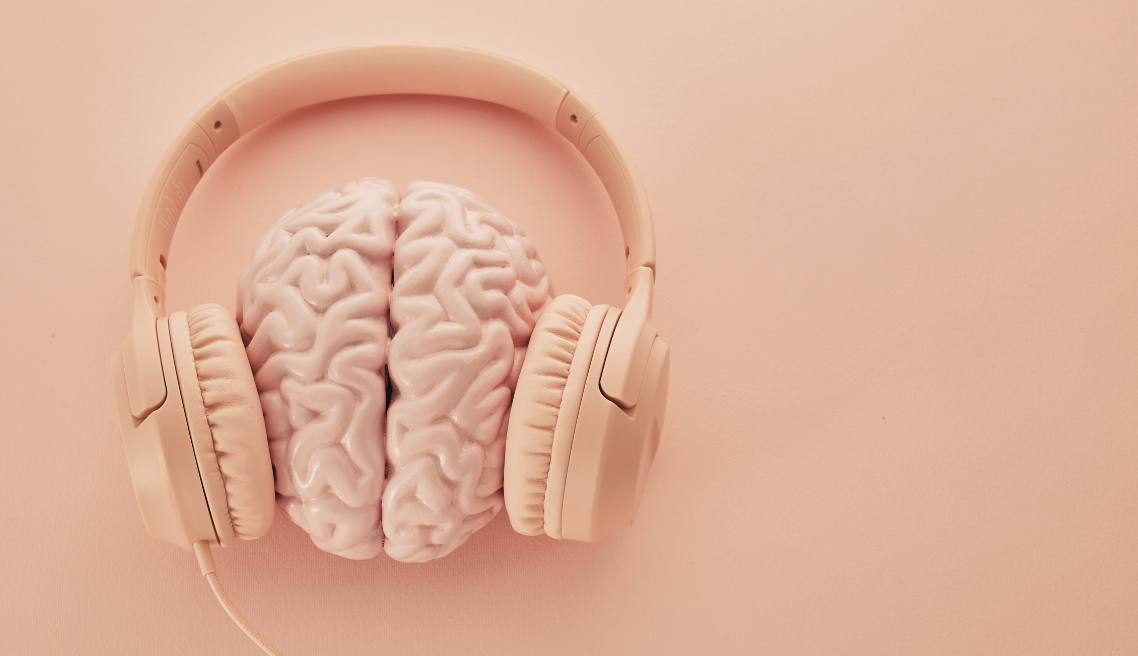 un cerveau avec des écouteurs