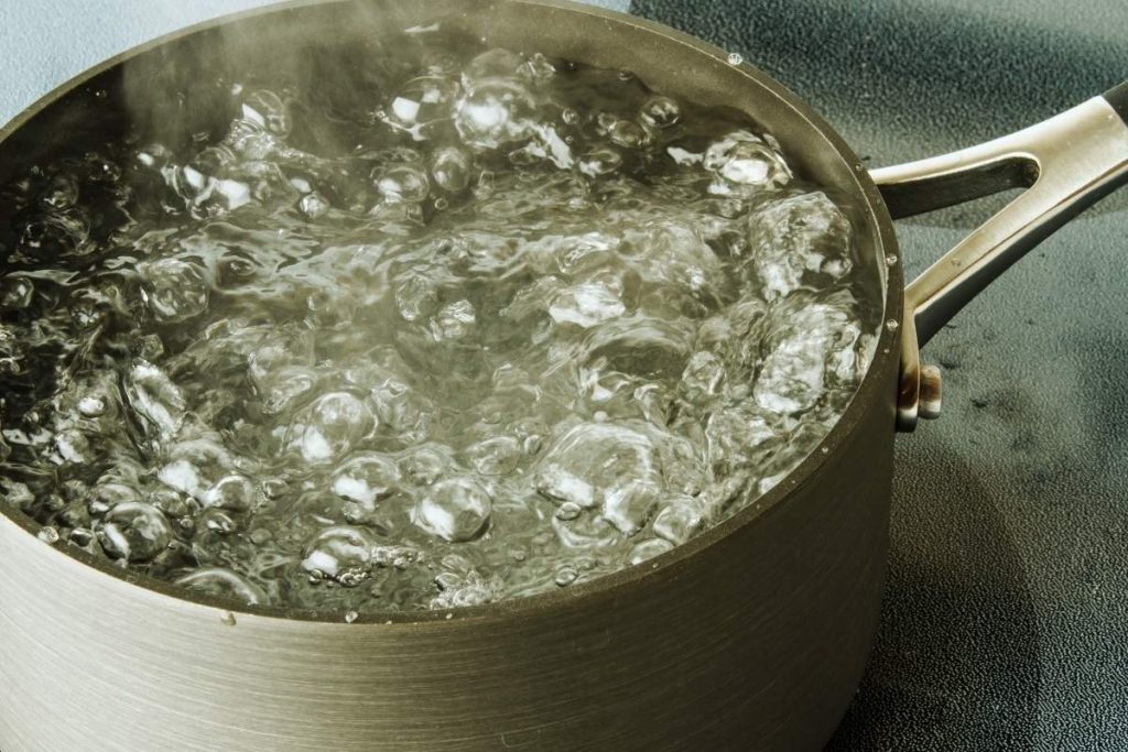 Une casserole sur le feu
